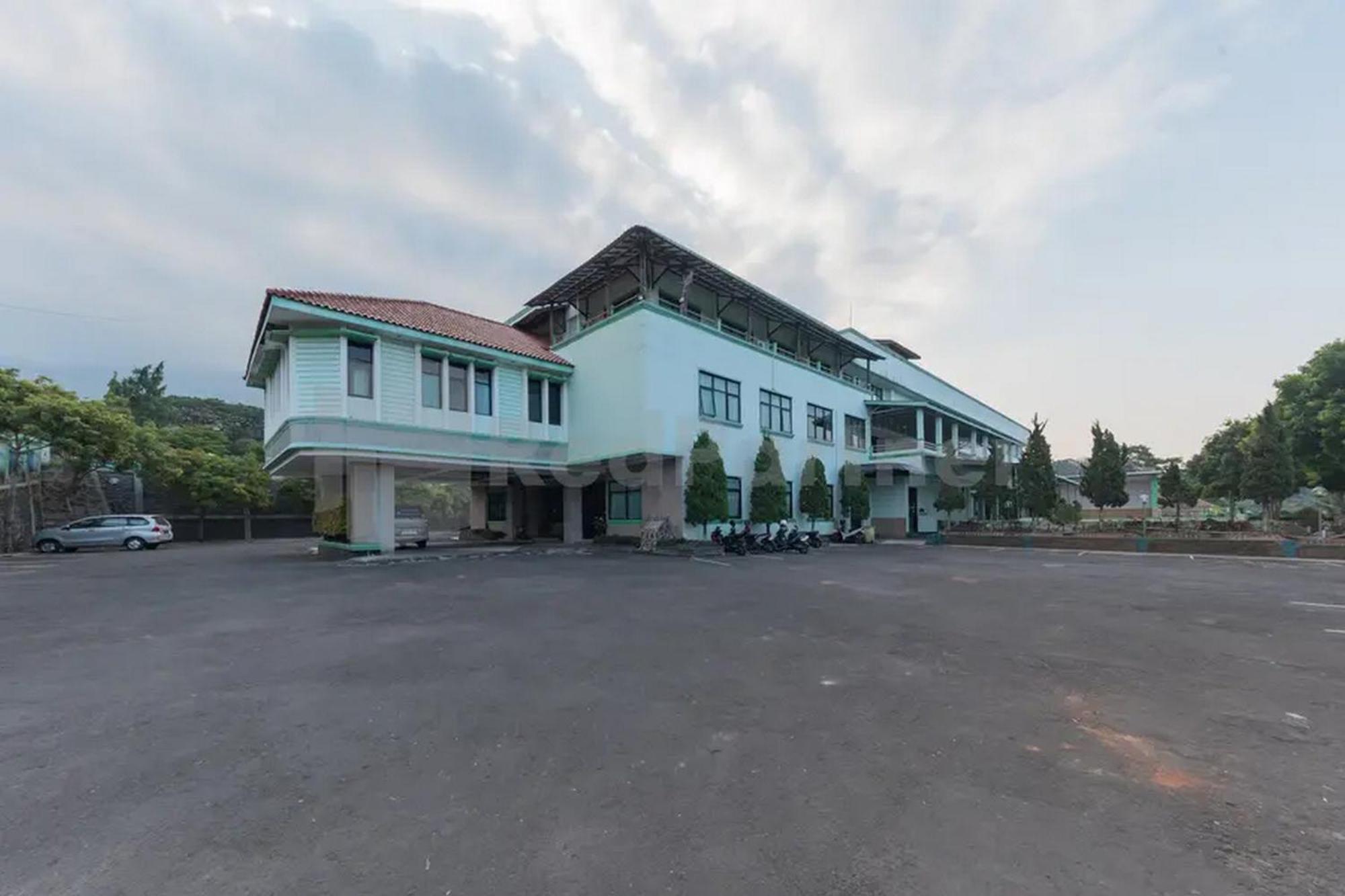 Hotel Ayong Linggarjati Kuningan Mitra Reddoorz Exterior foto